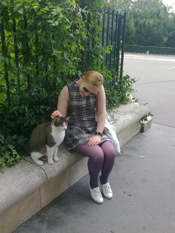 Carrie & a cat at the Promenade Plantee / Viaduct des Arts 